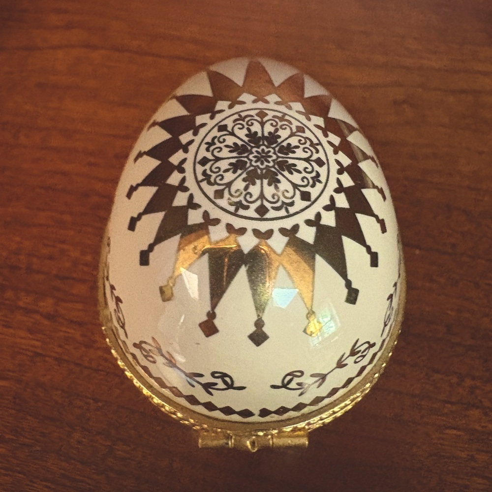 Estée Lauder Decorative Egg Keepsake Trinket Box❣️